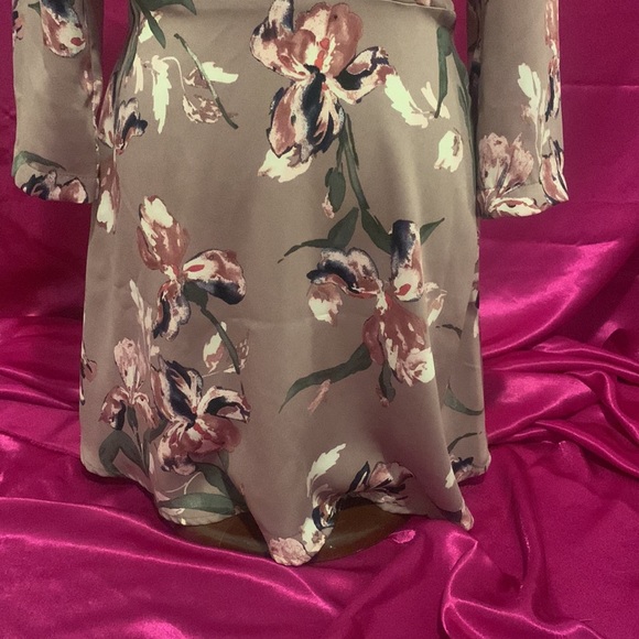 Dynamite floral soft purple dress , size Xs, never worn - Picture 3 of 4